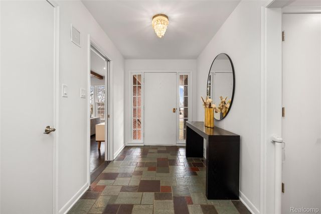 2530 Worcester Road, West Bloomfield Charter Township, MI 48323