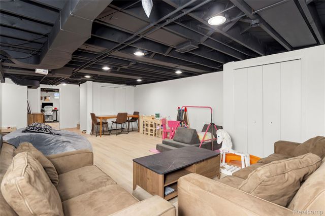 2530 Worcester Road, West Bloomfield Charter Township, MI 48323