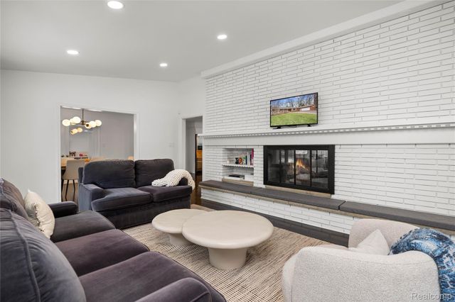 2530 Worcester Road, West Bloomfield Charter Township, MI 48323