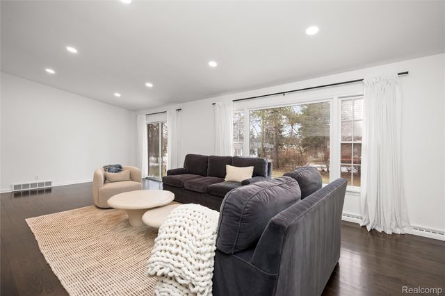 2530 Worcester Road, West Bloomfield Charter Township, MI 48323