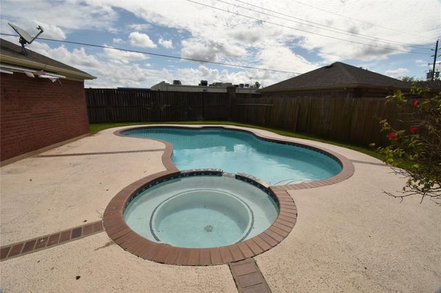 9007 Woodleigh Drive, Houston, TX 77083