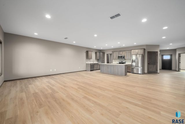 634 Harter Dr Drive, Madison, SD 57042