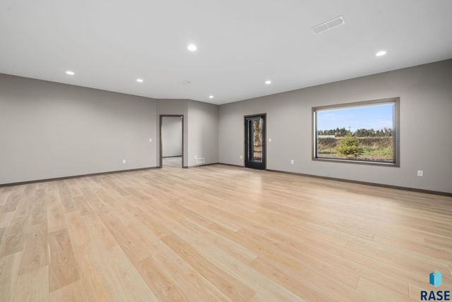 634 Harter Dr Drive, Madison, SD 57042