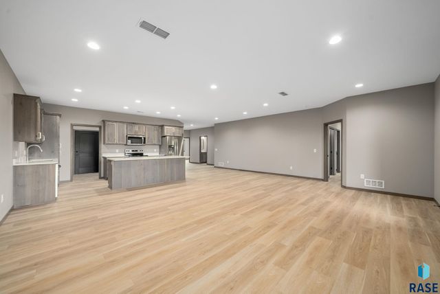 634 Harter Dr Drive, Madison, SD 57042