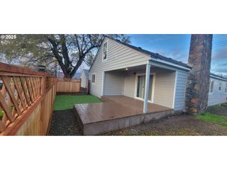 1123 W 2nd St, The Dalles, OR 97058