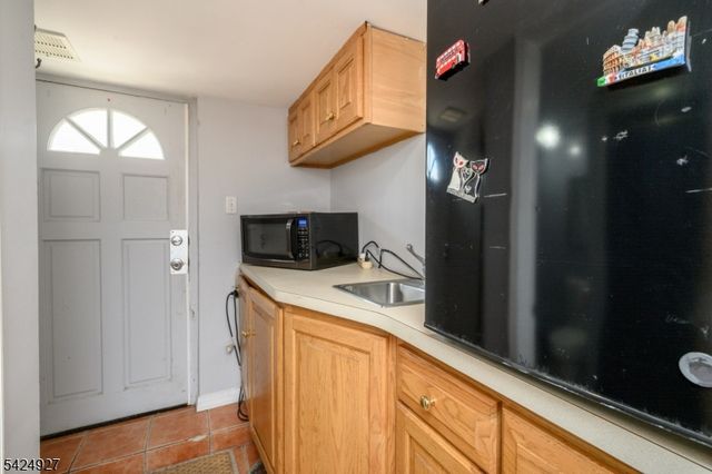 513 E Price St, Linden City, NJ 07036