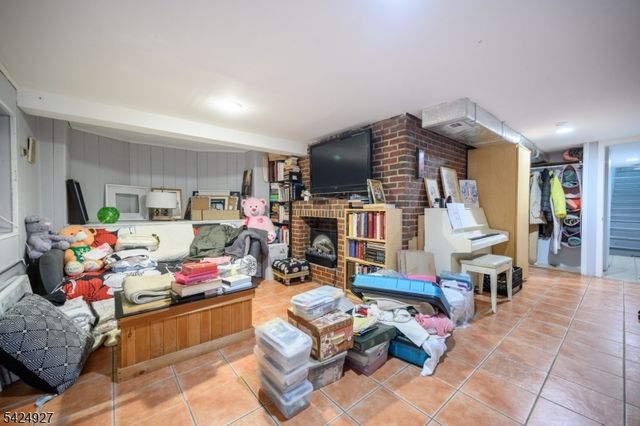 513 E Price St, Linden City, NJ 07036