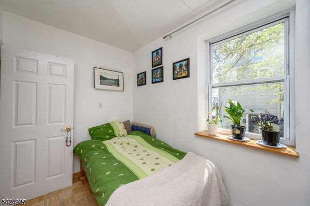 513 E Price St, Linden City, NJ 07036