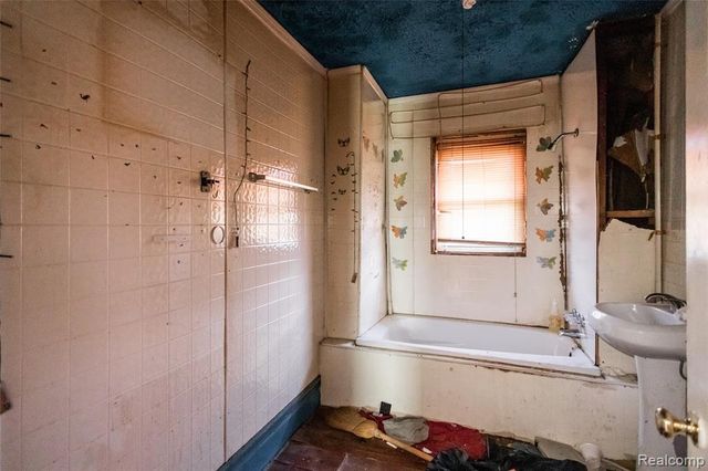 1525 Spruce Street, Detroit, MI 48216