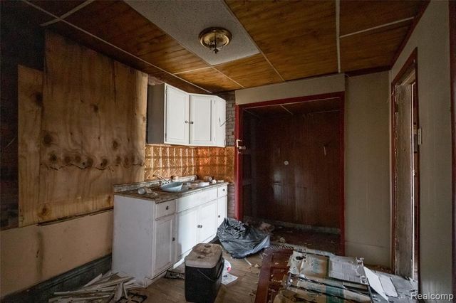 1525 Spruce Street, Detroit, MI 48216