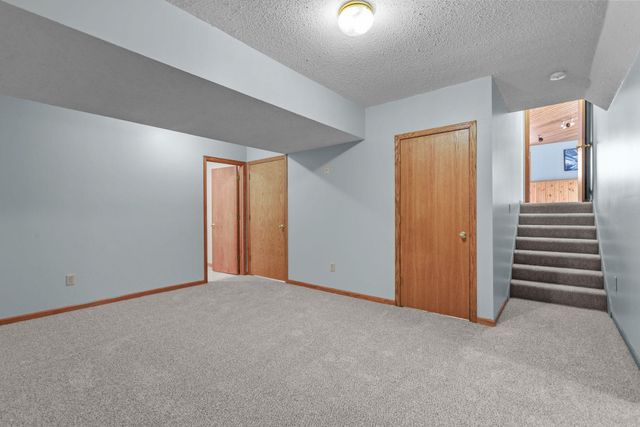 819 Moonlight Place, Woodbury, MN 55125