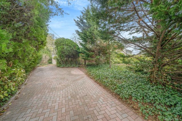 109 Matthews Road, Oakdale, NY 11769