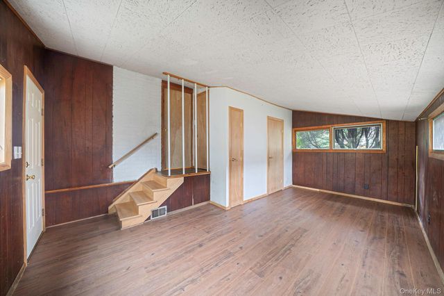 109 Matthews Road, Oakdale, NY 11769