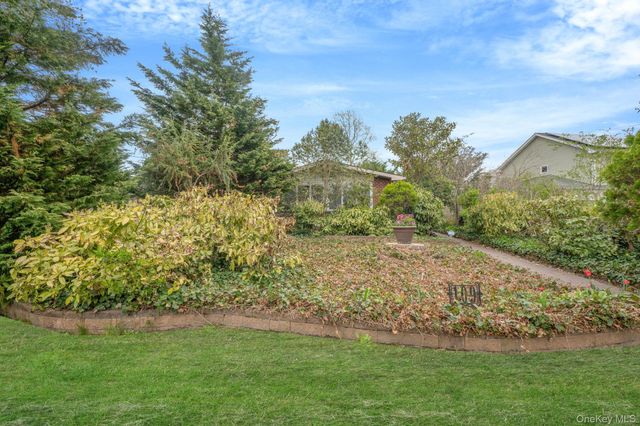 109 Matthews Road, Oakdale, NY 11769
