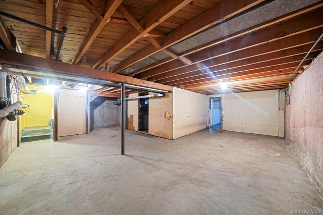 109 Matthews Road, Oakdale, NY 11769