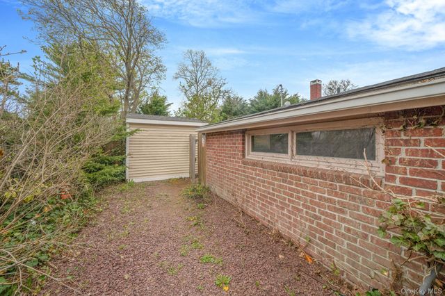 109 Matthews Road, Oakdale, NY 11769