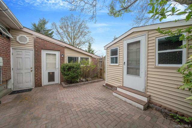 109 Matthews Road, Oakdale, NY 11769
