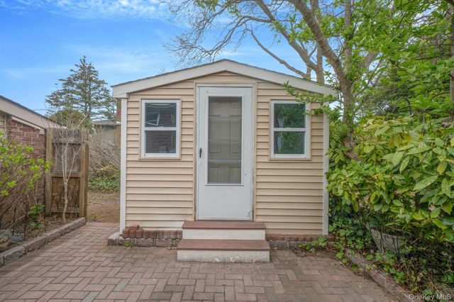 109 Matthews Road, Oakdale, NY 11769