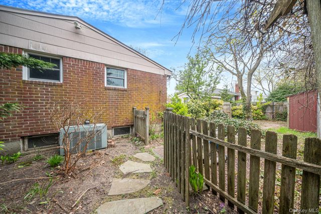 109 Matthews Road, Oakdale, NY 11769