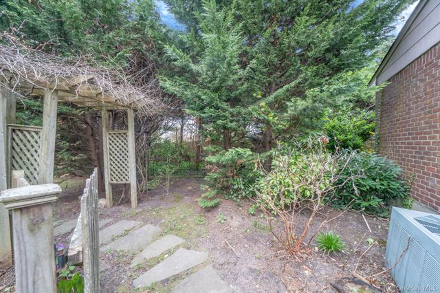 109 Matthews Road, Oakdale, NY 11769