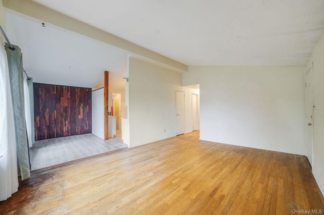 109 Matthews Road, Oakdale, NY 11769