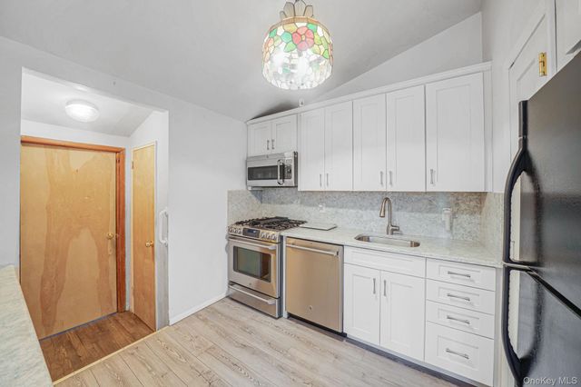 109 Matthews Road, Oakdale, NY 11769