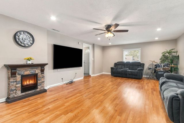 651 Westgate Drive, Aurora, IL 60506