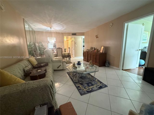 9001 Sunrise Lakes Boulevard 201, Sunrise, FL 33322