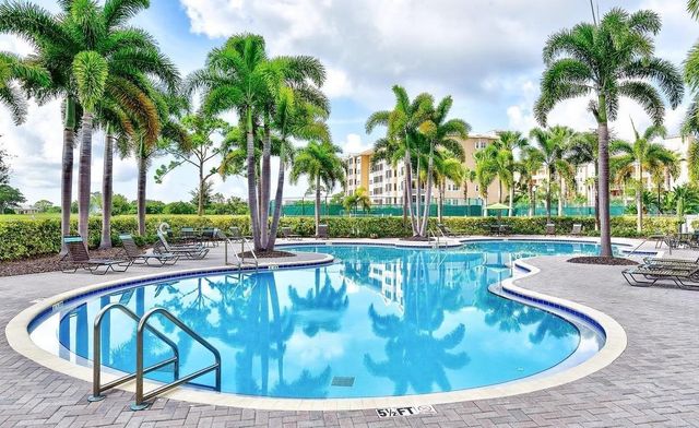 7296 MARATHON DRIVE 402, Seminole, FL 33777