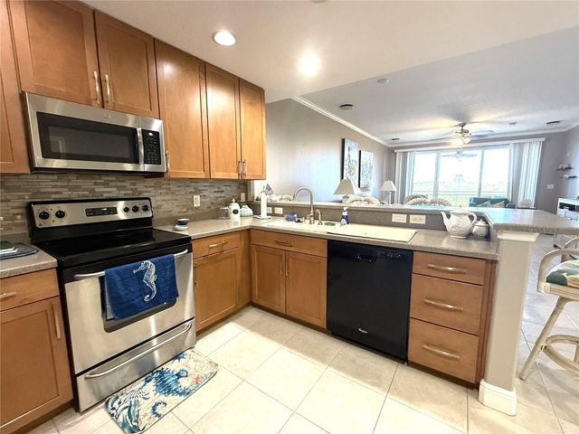 7296 MARATHON DRIVE 402, Seminole, FL 33777