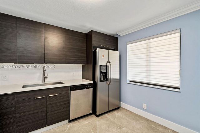 390 Racquet Club Rd 202, Weston, FL 33326