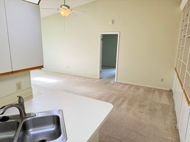 8228 SE Croft Circle J-8, Hobe Sound, FL 33455