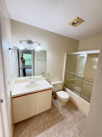 8228 SE Croft Circle J-8, Hobe Sound, FL 33455