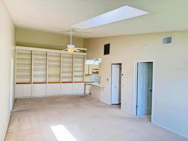 8228 SE Croft Circle J-8, Hobe Sound, FL 33455