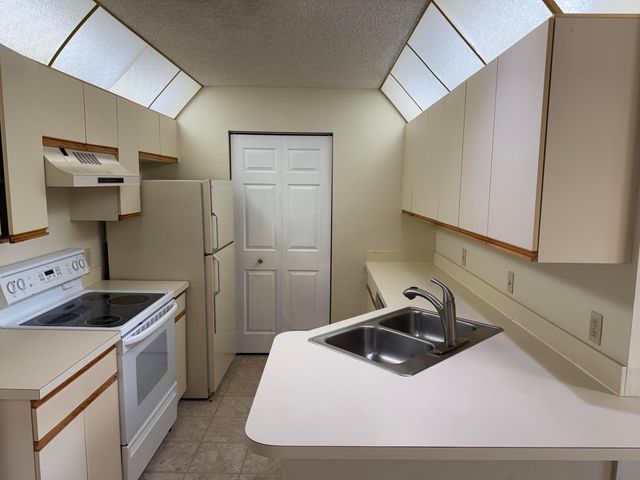 8228 SE Croft Circle J-8, Hobe Sound, FL 33455