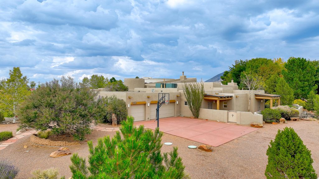 10421 OAKLAND Avenue NE, Albuquerque, NM 87122