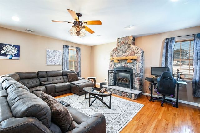 46 Lilac Ave, Somerset, MA 02726