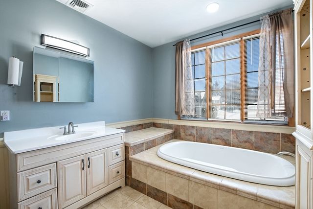 46 Lilac Ave, Somerset, MA 02726