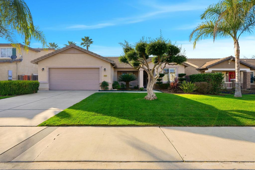 Image 2 of property listing at 2058 N Chateau Way, Hanford, CA 93230