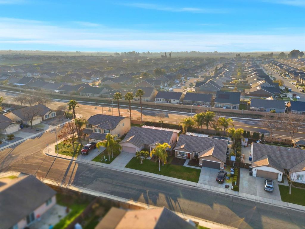 Image 3 of property listing at 2058 N Chateau Way, Hanford, CA 93230