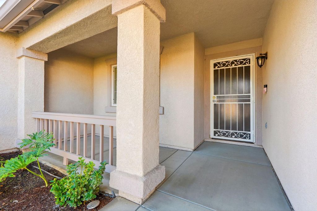 Image 5 of property listing at 2058 N Chateau Way, Hanford, CA 93230