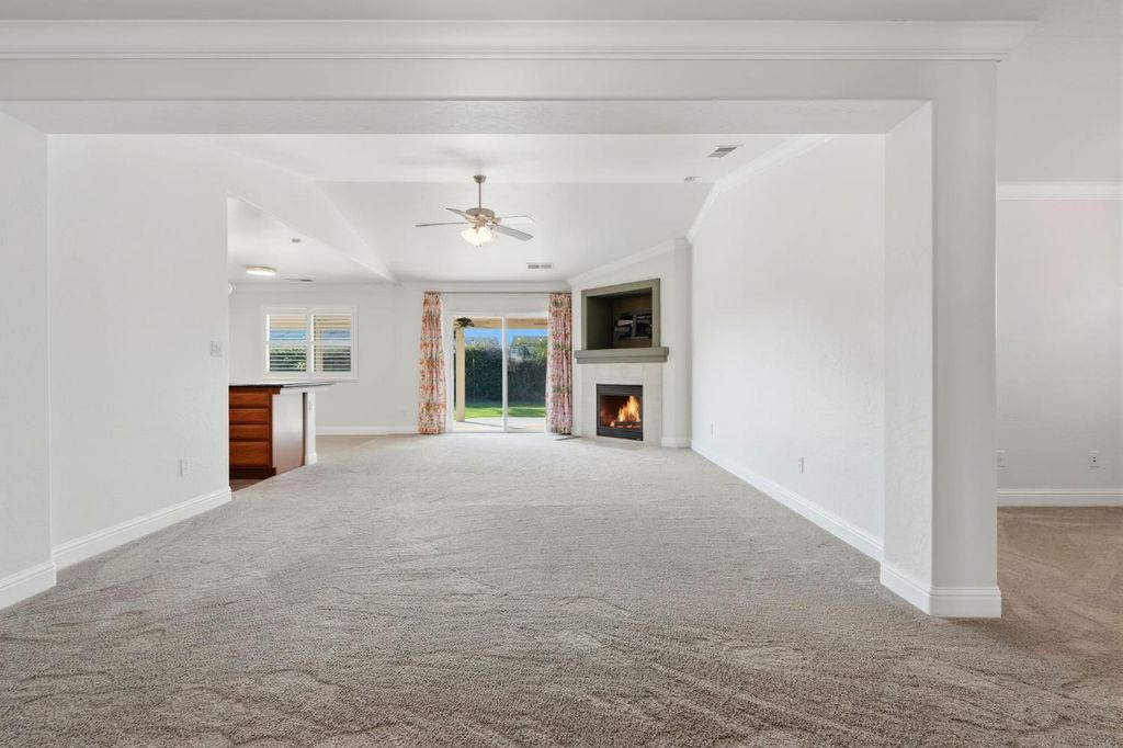 Image 6 of property listing at 2058 N Chateau Way, Hanford, CA 93230