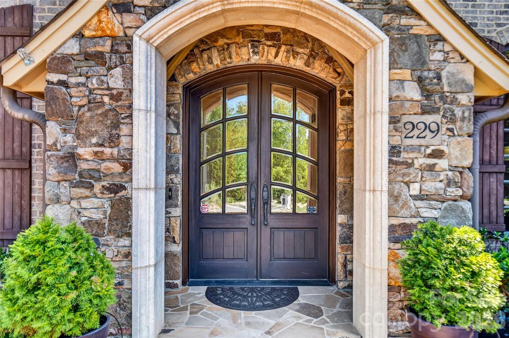 229 Wrenwood Lane, Charlotte, NC 28211