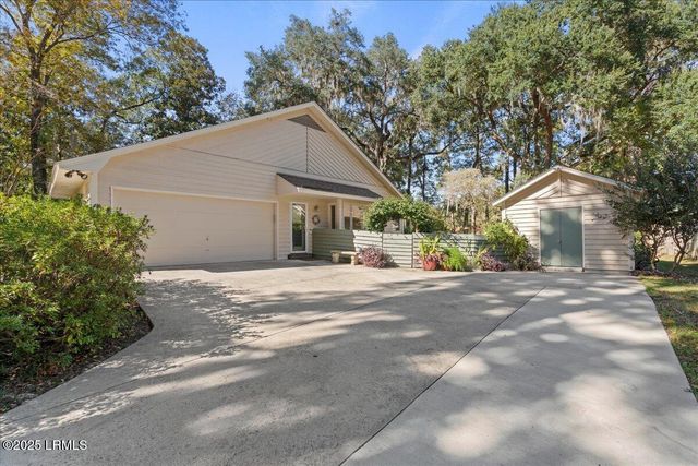31 Chesterfield Lake Drive, Beaufort, SC 29906