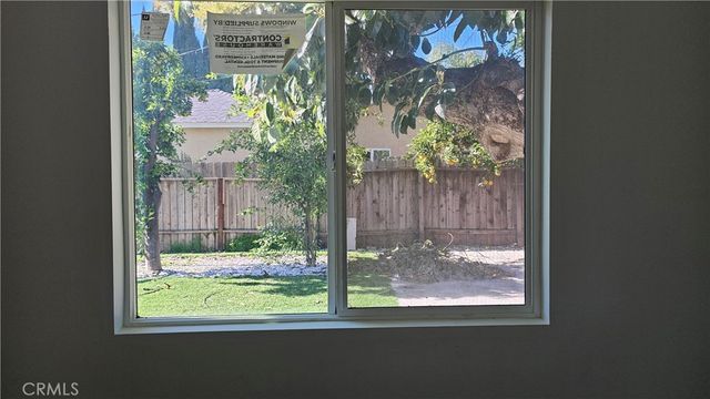 17615 Victory Boulevard, Lake Balboa, CA 91406