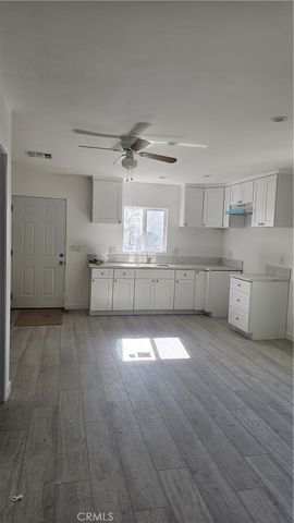 17615 Victory Boulevard, Lake Balboa, CA 91406