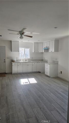 17615 Victory Boulevard, Lake Balboa, CA 91406