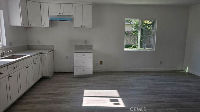 17615 Victory Boulevard, Lake Balboa, CA 91406