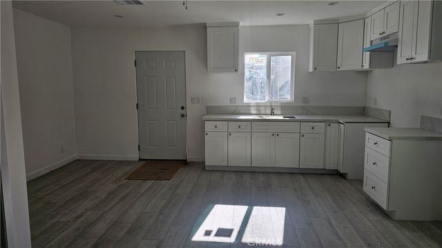 17615 Victory Boulevard, Lake Balboa, CA 91406