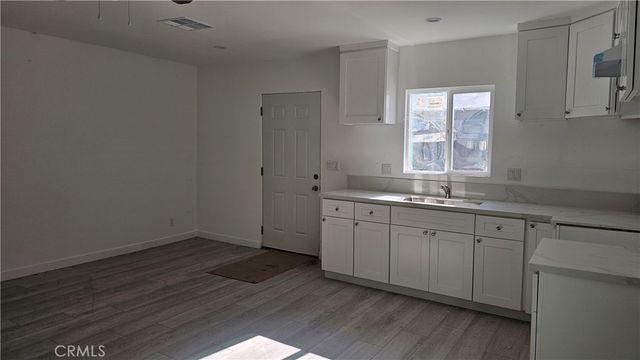 17615 Victory Boulevard, Lake Balboa, CA 91406